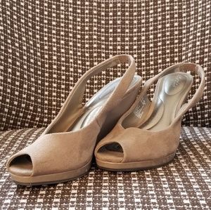 🔥3/$20🔥Dexter DexFlex Wedge Heel Peep Toe Beige Size 7